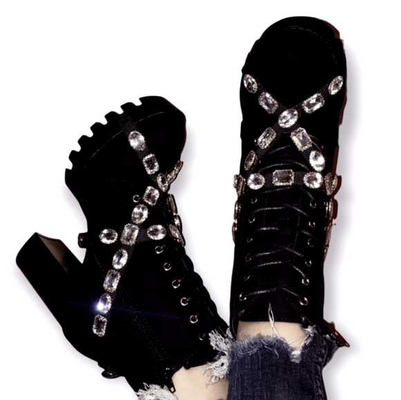 ๐๐๐จ๐ฉ ๐๐๐ฏ๐ 6 ๐ค๐Detachable Embellished Strap Boot - BLACK - Picture 5 of 10